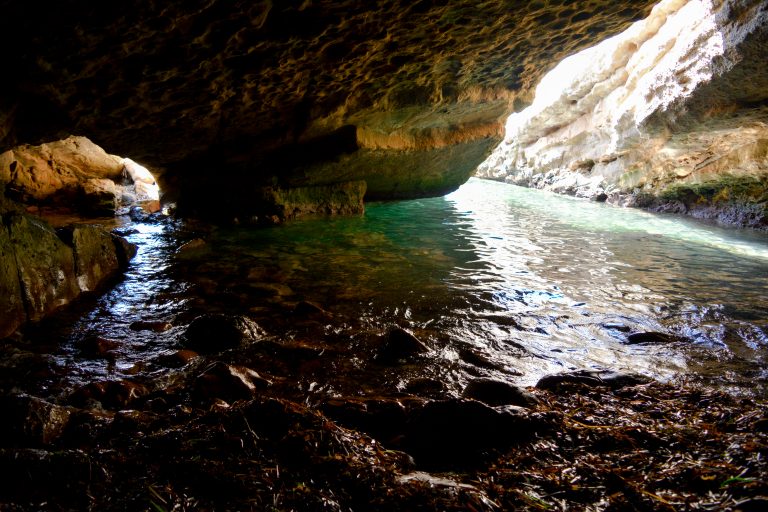 Σπηλιά Φιλοκτήτη στη μαγευτική Λήμνο travelshare.gr