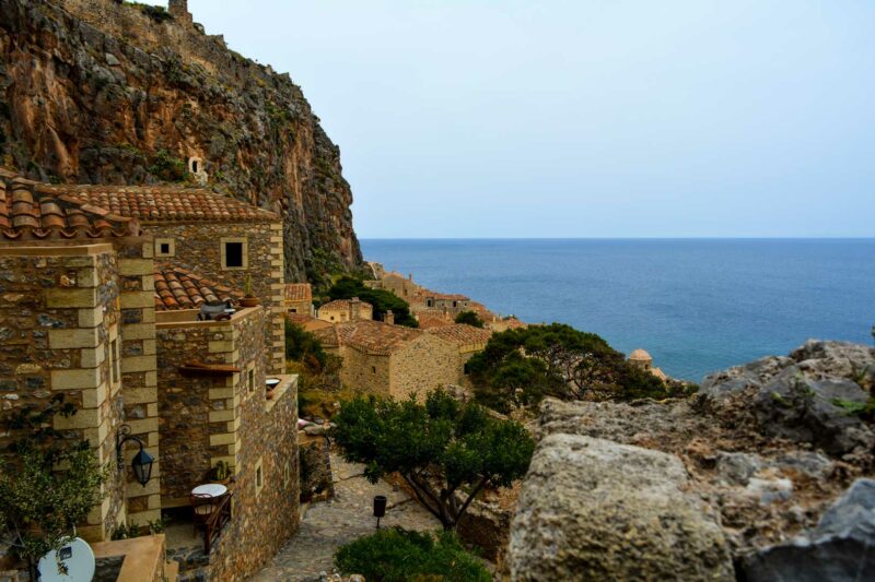 διακοπές στη Πελοπόννησο προς άνω πόλη της Μονεμβασιάς Places to visit in Peloponnese travelshare.gr