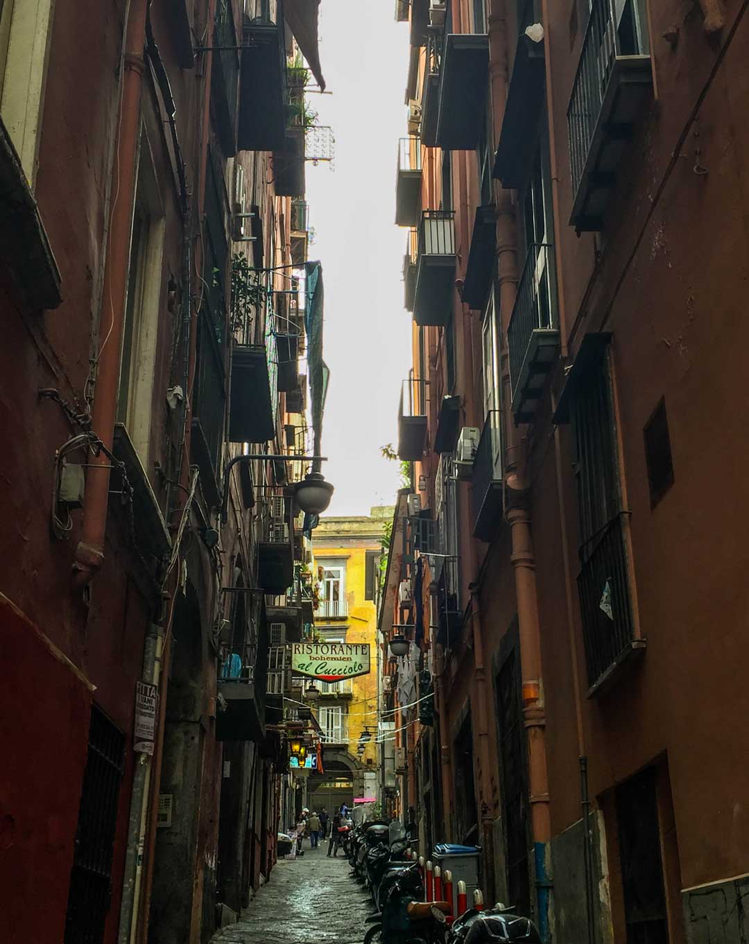 Napoli alley in quartieri spagnoli travlshare.gr