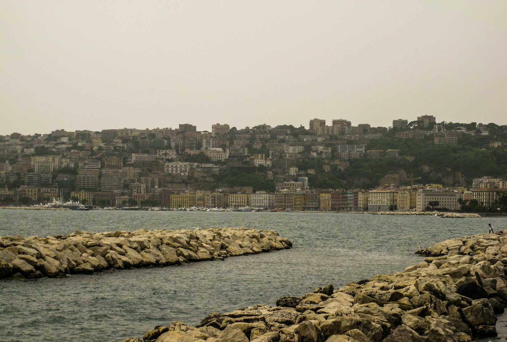 Napoli Via Fransesco Caracciolo travelshare.gr