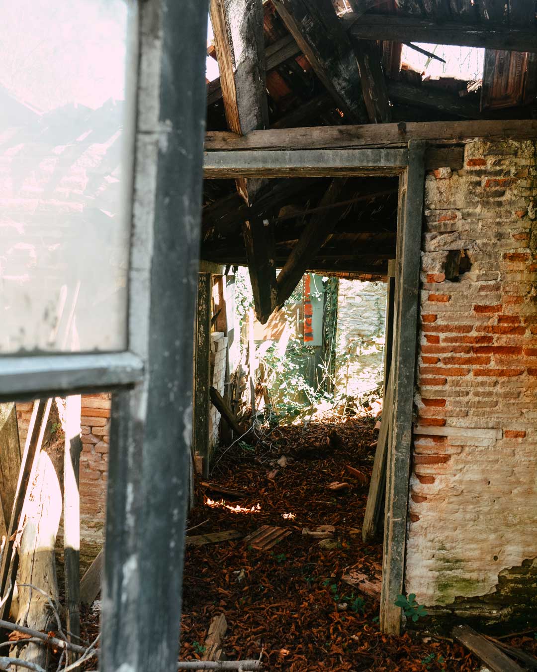 τατόι abandoned house
