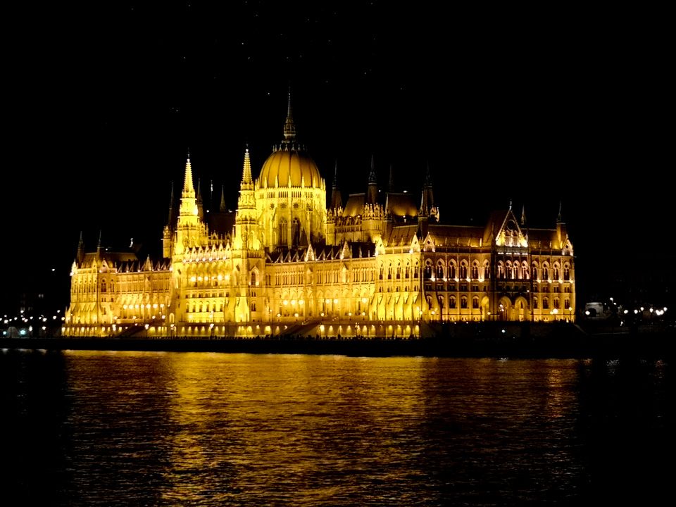 The Budapest Parliament at night Βουδαπεστη