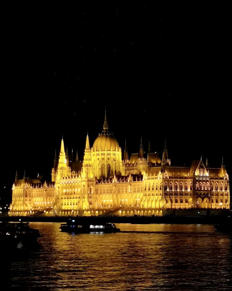 Ταξίδι στη Βουδαπέστη - Κοινοβούλιο Βράδυ travelshare.gr
