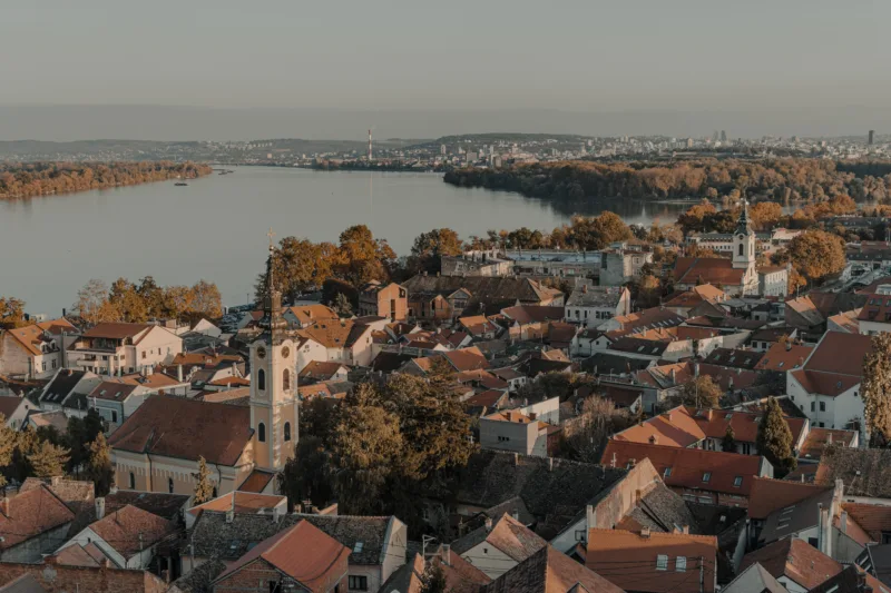 aerial view of city buildings during daytime που να μείνετε στο Βελιγράδι